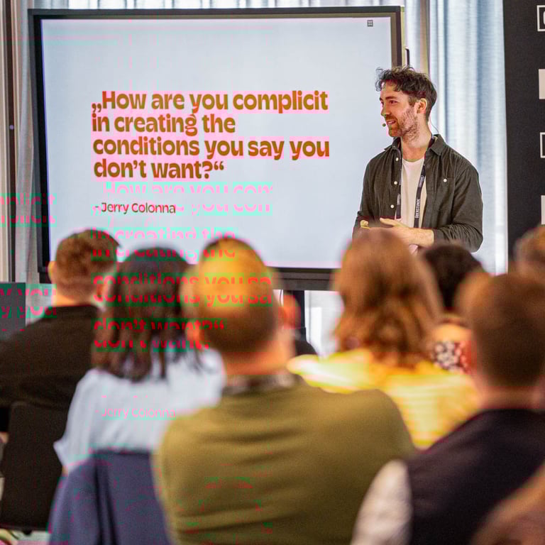 Steffen und Raphael vor der CONFERENCE Bühne lächeln ins Publikum